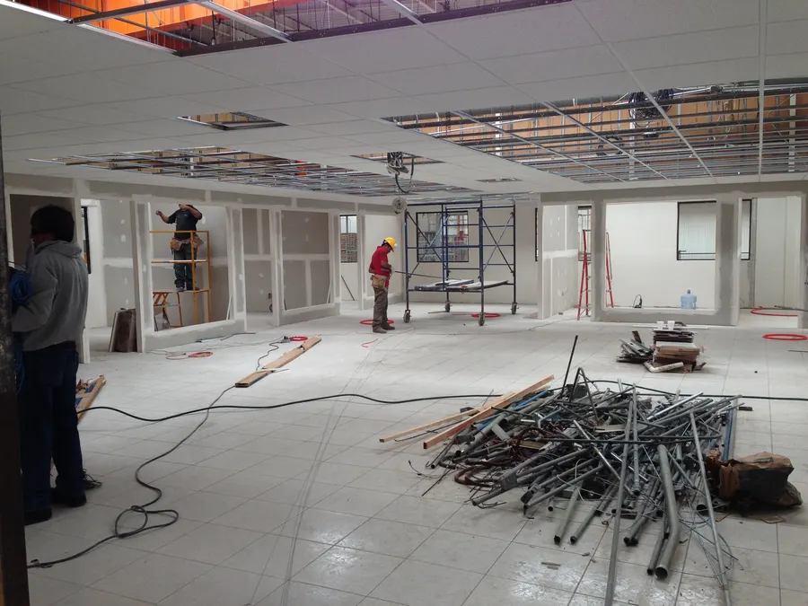Interiores corporativos con instalaciones MEP en proceso
